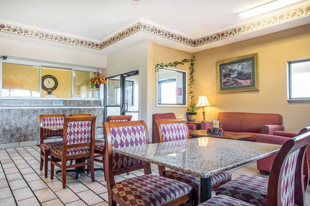 Red Lion Inn & Suites Caseyville 내부 사진