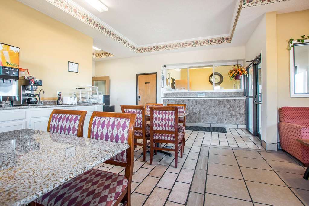 Red Lion Inn & Suites Caseyville 내부 사진